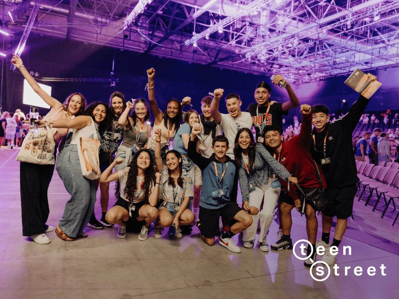 Equipa do TeenStreet reunida, de punho erguido, a celebrar